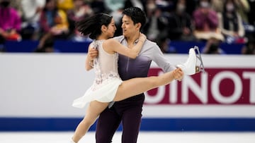 Los patinadores japoneses Riku Miura y Ryuichi Kihara compiten durante la prueba del programa libre de los Mundiales de Patinaje Artístico de Saitama.