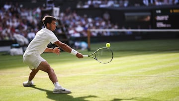 Carlos Alcaraz resbala para alcanzar una bola en Wimbledon.