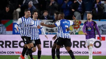 VITORIA, 04/01/2023.- Los jugadores del Alavés celebran su primer gol ante el Real Valladolid durante el partido de dieciseisavos de final de la Copa del Rey de fútbol que se disputa este miércoles en el estadio de Mendizorroza. EFE/ David Aguilar
