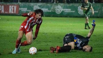 O CARBALLIÑO (OURENSE), 13/11/2022.- El jugador del Almería, Guilherme Borges (i), lucha el balón ante el portero del Arenteiro durante el encuentro correspondiente a la primera fase de la Copa del Rey disputado hoy domingo en el estadio O Espiñedo, en O Carballiño. EFE/ Brais Lorenzo