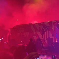 La locura del Metropolitano: una marea roja espectacular para recibir al bus del Atlético