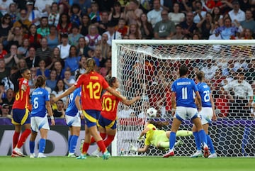 La jugadora del Madrid combinó con Alexia y disparó de forma violentísima. Brutal el tanto del empate para las españolas.
