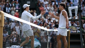 Wimbledon (United Kingdom), 09/07/2025.- Jannik Sinner of Italy (L) greets Ben Shelton of the USA after winning their Men's Singles quarter-finals match at the Wimbledon Championships, Wimbledon, Britain, 09 July 2025. (Tenis, Italia, Reino Unido) EFE/EPA/ADAM VAUGHAN EDITORIAL USE ONLY