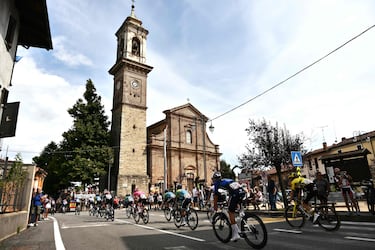 El pelotón rueda en Zubiena durante la primera etapa de La Vuelta a España 2025.