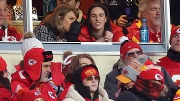 KANSAS CITY, MISSOURI - JANUARY 18: Singer-songwriter Taylor Swift (L) talks with Caitlin Clark (R) of the Indiana Fever during the second half in the AFC Divisional Playoff between the Houston Texans and the Kansas City Chiefs at GEHA Field at Arrowhead Stadium on January 18, 2025 in Kansas City, Missouri. Jamie Squire/Getty Images/AFP (Photo by JAMIE SQUIRE / GETTY IMAGES NORTH AMERICA / Getty Images via AFP)