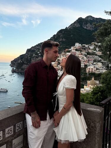 El romance del joven futbolista español y la conocida influencer es de los más seguidos por las nuevas generaciones. Su relación se muestra de forma natural y divertida en redes sociales.