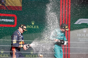 El holandés Max Verstappen de Red Bull Racing y el español Fernando Alonso de Alpine, tras terminar primero y tercero consecutivamente en el podio del Gran Premio de Brasil de Fórmula 1.