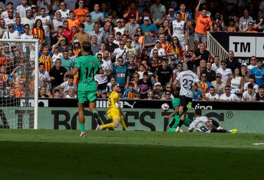 El portero del Atlético de Madrid, Oblak, no pudo hacer nada en el segundo gol de Hugo Duro del Valencia. 