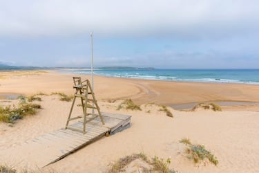 Esta extensa playa de la Costa da Morte cuenta con 3 kilómetros de longitud de arena dorada y fina para pasear. Al estar abierta al mar es ventosa y de fuerte oleaje ideal para la práctica de deportes acuáticos. Cuenta con diferentes servicios para el visitante.
