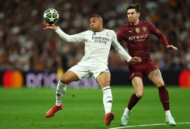 1-0. Balón al espacio de Raúl Asencio para el desmarque de Kylian Mbppé, que gana la espalda  a los defensores del City. El delantero francés deja botar el esférico, y en el mano a mano con Ederson, define con una espectacular vaselina.