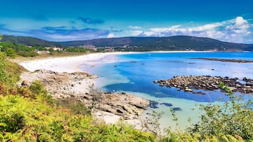 Esta playa está situada en la Ría de Corcubión, en Finisterre. Cuenta con un extenso arenal de más de 2 kilómetros de arena fina y aguas tranquilas y cristalinas. Es una playa familiar y tiene un paseo marítimo en la zona semiurbana.