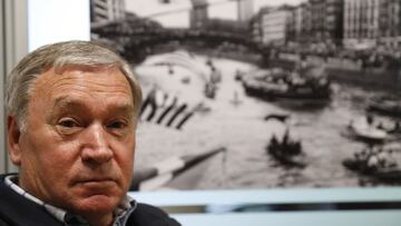 Clemente, con una foto de La Gabarra.