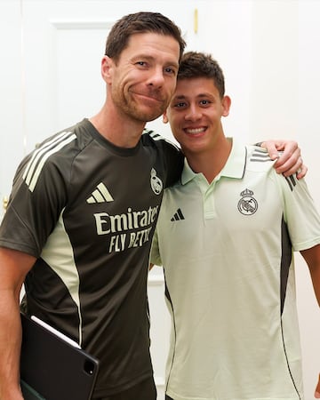 Xabi Alonso posa con Arda Güler en el hotel Four Seasons Palm Beach, en Florida.