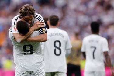 Impresionante despedida de la afición a Luka Modric durante su último cambio en el Bernabéu. En la foto, Kylian Mbappé abraza a la leyenda croata. 