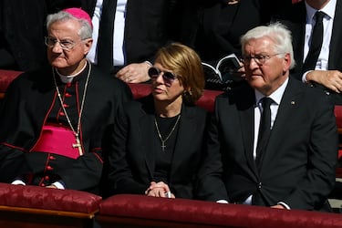 El presidente de Alemania, Frank-Walter Steinmeier, y su esposa, Elke Buedenbender, asisten a la misa funeral del Papa Francisco, en la Plaza de San Pedro, en el Vaticano.