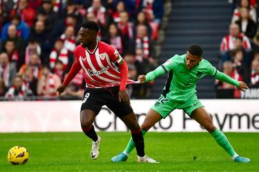 El delantero brasileño del Atlético de Madrid Samuel Lino agarra la camiseta del delantero español del Athletic de Bilbao Iñaki Williams durante el partido de fútbol de la liga española entre el Athletic Club de Bilbao y el Club Atlético de Madrid.