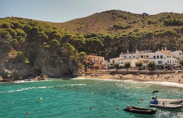 Es una cala de postal que cautiva por su autenticidad y belleza serena. Rodeada de casas blancas y barcas varadas, conserva el encanto de un antiguo pueblo de pescadores. Sus aguas transparentes y tranquilas invitan al baño y al snorkel, mientras que su entorno rocoso ofrece rincones de paz y vistas espectaculares. De fácil acceso, pero alejada del turismo masivo, Sa Tuna es ideal para quienes buscan desconexión y naturaleza.