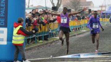 Aweke Ayalew llegando victorioso en el Cross de Venta de Baños.
