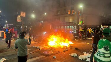 Los aficionados encienden un fuego mientras celebran después del triunfo de los Philadelphia Eagles en la Super Bowl.
