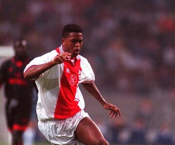 El holandés debutó a los 18 años con Ajax, bajo el mando de Louis Van Gaal, también tuvo paso por Milan y Barcelona.
