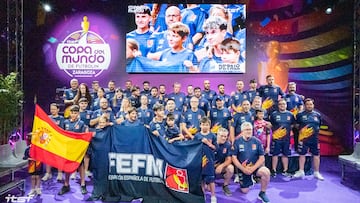 La Selección Española de Futbolín posa triunfadora en el Pabellón Príncipe Felipe de Zaragoza.