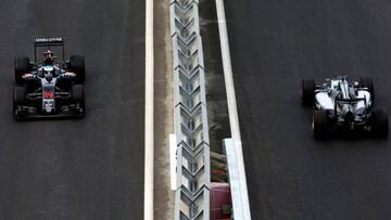 Fernando Alonso a la altura de Rosberg en Bakú.