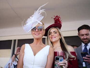 Ambiente durante el 'Ladies Day' del Grand National Festival, la carrera ecuestre más importante de las que se celebran en el Reino Unido, en el Circuito de Aintree, Liverpool.