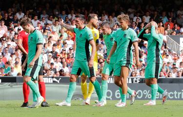 Decepción en las caras de los jugadores rojiblancos al finalizar el partido.