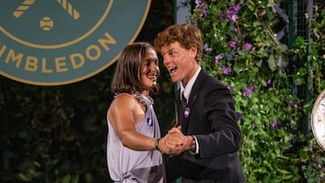 Iga Swiatek y Jannik Sinner bailan en la cena de los campeones de Wimbledon.