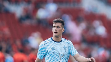 Manu Fernández durante el calentamiento antes de debutar en Son Moix.