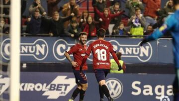 Ruben García Santos celebra un gol en el estadio de El Sadar junto con Juan Villar.