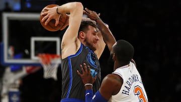 Luka Doncic, defendido por Hardaway Jr. Antes rivales, ahora compañeros en Dallas Mavericks.