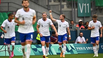 US midfielder Djordge Mihailovic #14 (2R) celebrates with his teamates after scoring a goal in the men�s group A football match between USA and Guinea during the Paris 2024 Olympic Games, at Geoffroy Guichard stadium in Saint-�tienne, central France, on July 30, 2024. (Photo by ARNAUD FINISTRE / AFP)