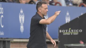 Pedro Díaz, entrenador del Talavera, da instrucciones a sus jugadores en un partido de esta temporada en El Prado.