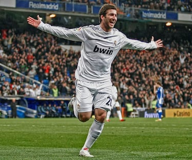 El delantero argentino (aunque nacido en Brest, Francia), fue canterano del club de Núñez y fichó por el Real Madrid en 2007 con 19 años por 12 millones de euros. En su primera temporada como jugador blanco, tan solo metió dos goles y repartió cinco asistencias, pero su rendimiento no tardó en llegar. Su mejor temporada en la capital española fue la 09-10, con 29 goles en su cuenta particular. Se acabó yendo al Nápoles por cerca de 40 millones de euros tras anotar 121 goles en 264 partidos en Concha Espina.