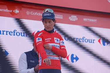 El ciclista noruego Torstein Træen del UCI WorldTeam Team Bahrain Victorious viste en el podio el maillot rojo como nuevo líder de la clasificación general al término de la sexta etapa de La Vuelta a España.