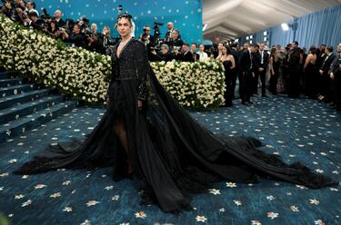 Dua Lipa posa en la alfombra roja de la MET Gala 2025.