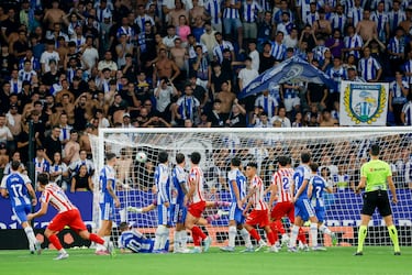 0-1. El delantero argentino ejecuta una falta perfecta, superando la barrera, la estirada de Marko Dmitrovic y colocando el balón en la escuadra de la portería perica.
