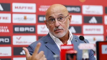 LAS ROZAS, 29/08/2025.- El seleccionador nacional, Luis de la Fuente, anuncia en rueda de prensa ofrecida este viernes en la Ciudad del Fútbol de Las Rozas, la lista de convocados para los partidos de clasificación para el Mundial 2026 ante Bulgaria el 4 de septiembre en Sofía y Turquía el 7 de septiembre en Konya. EFE/Rodrigo Jiménez