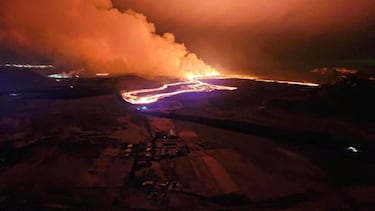 La Oficina Meteorológica de Islandia ha informado este domingo de "tres aperturas activas en la fisura eruptiva".
