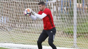 El portero Mathew Ryan, durante un entrenamiento del Valencia.