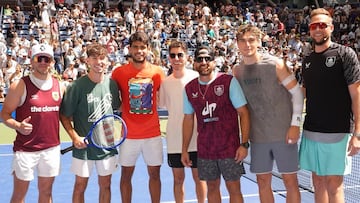 Carlos Alcaraz y Jack Draper, con los Dude Perfect.
