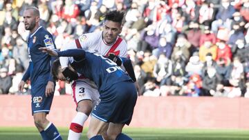 Falcao lucha con un rival por el balón.