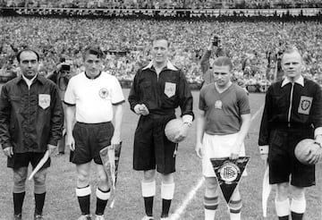 El 4 de julio de 1954, el mundo del fútbol se paralizó y todas las miradas de las personas estaban puestas en lo que iba a suceder en Berna. Más de 60 mil espectadores fueron los afortunados de ver este encuentro mágico que ha quedado grabado en la historia del rey de los deportes, el balompié. Hungría y Alemania se jugaban más que un simple partido, ya que se ponían en disputa el trofeo más querido de los futboleros.