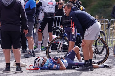 Míkel Landa (Soudal-Quick Step) en el suelo durante la séptima etapa de la Vuelta Ciclista a España.