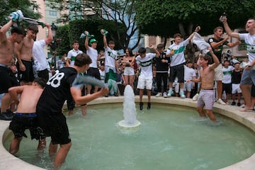 La ciudad de Elche se lanzó a la calle para celebrar el ascenso de su equipo. Había muchas ganas ya que el último ascenso, en 2020, apenas se pudo celebrar por la pandemia. La fuente de la Glorieta fue el epicentro de las celebraciones aunque, ya entrada la noche, los seguidores se desplazaron hasta el Martínez Valero para recibir a la plantilla. 
