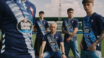 Yoel Lago, Alejandro Lago, Hugo Sotelo y Óscar Marcos posan con la nueva segunda equipación del Celta.