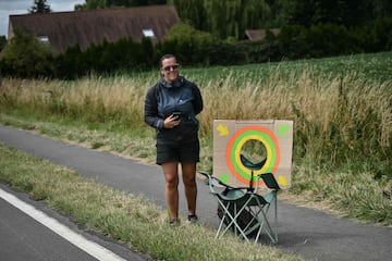 Un espectador con una diana improvisada para atrapar los bidones de los ciclistas durante la tercera etapa de la 112.ª edición del Tour de Francia entre Valenciennes y Dunkerque .