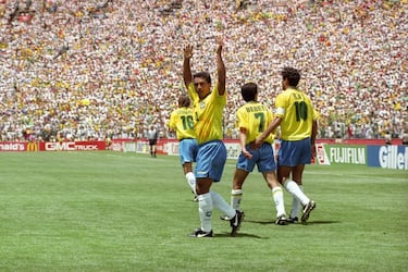 Ser uno de los mejores delanteros de la historia de Brasil es sinónimo de ser una leyenda. Su trayectoria en los 90 entre PSV y en Barcelona le hace merecedor de entrar en el ranking para FourFourTwo. Un goleador letal como le acreditan sus pichichis en el Brasileirao, LaLiga y la Eredivisie. Además, fue el mejor jugador para la FIFA en 1994. Palmarés: Un Mundial, dos Copas América, una Copa Confederaciones, una Liga española, tres Ligas holandesas, tres Copas de Holanda, una Supercopa holandesa, un Brasileirao.