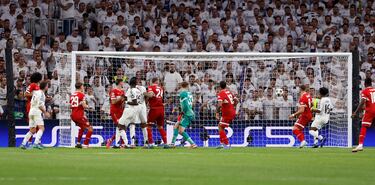2-1. Saque de esquina de Luka Modrik, Alexander Nübel falla en la salida y el central alemán remata de cabeza para meter el balón dentro de la portería de su exequipo.